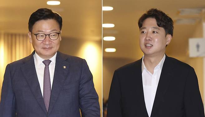 정점식(왼쪽) 국민의힘 원내대표와 이준석 개혁신당 당대표가 21일 오전 서울 여의도 국회 인근 일식당에서  회동하기 위해 이동하고 있다. 2026.07.21 뉴시스