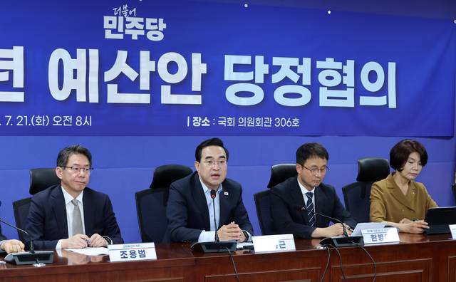 박홍근 기획예산처 장관이 21일 국회 의원회관에서 열린 2027년 예산안 당정 협의에서 발언하고 있다. 왼쪽부터 기획예산처 조용범 차관, 박홍근 장관, 한병도 더불어민주당 대표 직무대행 겸 원내대표, 한정애 정책위의장. [연합뉴스]