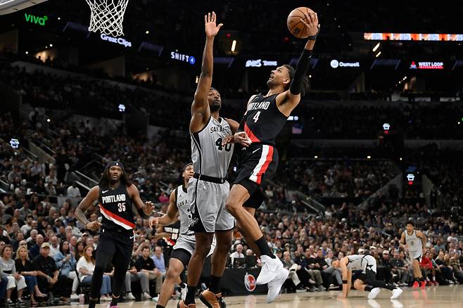 <yonhap photo-4226=""> Portland Trail Blazers forward Matisse Thybulle (4) goes to the basket against San Antonio Spurs forward Harrison Barnes during the first half of an NBA basketball game, Wednesday, April 8, 2026, in San Antonio. (AP Photo/Darren Abate)/2026-04-09 11:30:57/ <저작권자 ⓒ 1980~2026 ㈜연합뉴스. 무단 전재 재배포 금지, AI 학습 및 활용 금지></yonhap>