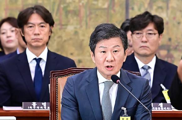 정몽규 대한축구협회장이 24일 서울 여의도 국회에서 열린 문화체육관광위원회의 대한축구협회 등에 대한 현안질의에서 의원 질의에 답하고 있다. [사진=곽영래 기자]