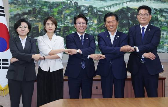 21일 서울 중구 서울시의회에서 열린 더불어민주당 당 대표 후보자 초청 간담회에서 김보미(왼쪽부터)·고민정·김민석·정청래·송영길 당 대표 후보들이 기념촬영을 하고 있다. [사진=연합뉴스]
