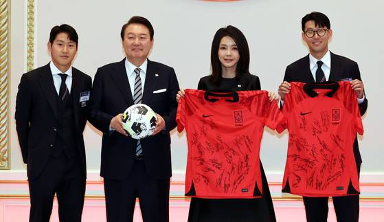 2022년 12월 8일 청와대 영빈관에서 열린 축구 국가대표팀 환영 만찬에서 윤석열 대통령과 김건희 여사가 손흥민, 이강인 선수로부터 사인 축구공과 유니폼을 선물받고 있다. 중앙포토