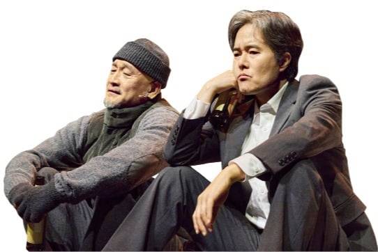 비밀 경찰의 감시 대상인 극작가 드라이만(오른쪽)이 친구 예르스카와 대화하는 장면. /프로젝트그룹일다 제공
