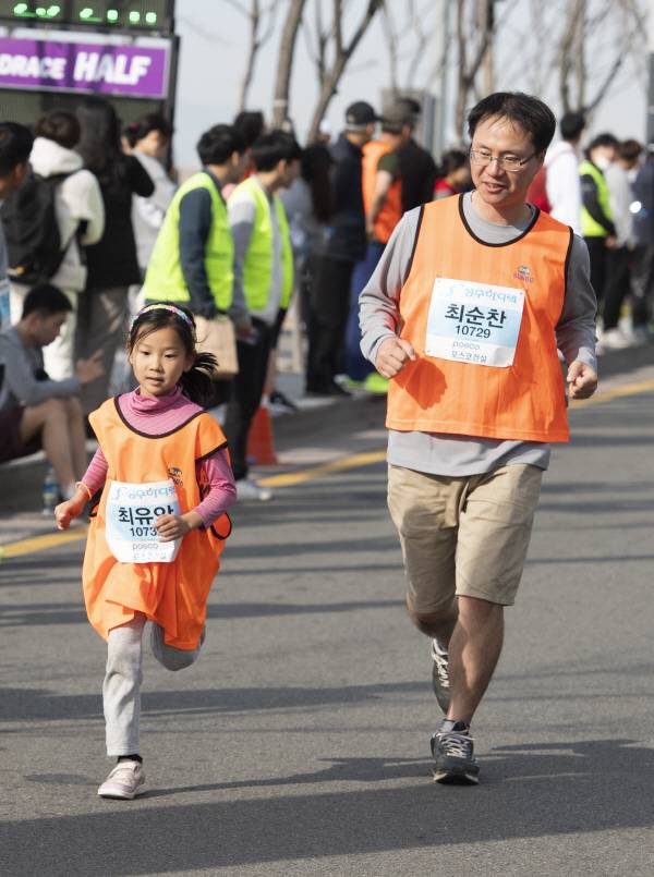 마라톤은 엘리트 선수들의 전유물이 아니다. 가족과 함께 5㎞를 걷듯 뛰는 사람도 있고, 건강을 위해 10㎞에 도전하는 직장인도 많다. 중요한 것은 얼마나 빨리 달리느냐가 아니라 자신에게 맞는 거리를 선택하는 일이다. 대회 참가를 통해 아이의 성장하는 모습을 바라보는 것도 흐뭇한 일이다.