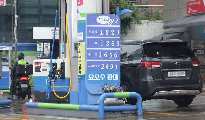 21일 서울 시내 한 주유소에 유가 정보가 표시되어 있다. 연합뉴스