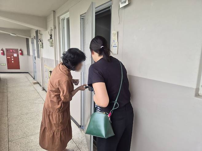 16일 오전 30대 여성 C와 그 어머니가 노원 미미삼 단지의 계약한 집 상태를 보러 들어가고 있다. 이강민 기자