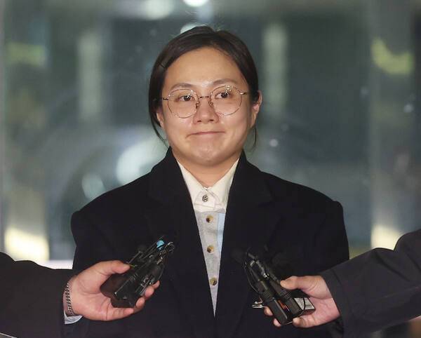 전직 매니저들에 대한 '갑질'과 불법 의료행위 의혹을 받는 방송인 박나래씨가 2월20일 경찰에 출석해 조사를 받은 뒤 서울 강남경찰서를 나서며 취재진 질문을 받고 있다. 연합뉴스