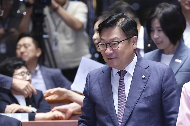 정점식 국민의힘 원내대표가 21일 오후 서울 여의도 국회에서 열린 의원총회에 참석하고 있다. [뉴시스]
