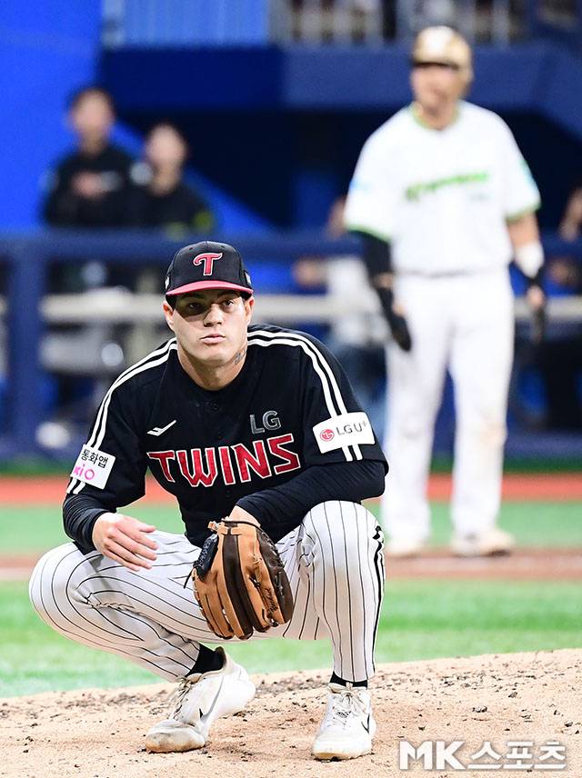 1일 오후 서울 고척스카이돔에서 ‘2026 신한 SOL KBO 리그’ LG 트윈스와 키움 히어로즈 경기가 열렸다. 6회말 1사 2, 3루에서 LG 리오스가 대타로 나온 키움 최주환에게 내야땅볼로 동점을 허용한 후 아쉬워 하고 있다. 사진=김영구 기자
