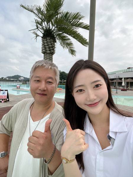김시영 시흥시 문화홍보대사(왼쪽)와 이우현 아나운서가 배곧한울공원 해수욕장에서 버스킹 촬영을 함께하며 기념촬영을 하고 있다./사진=이민호기자