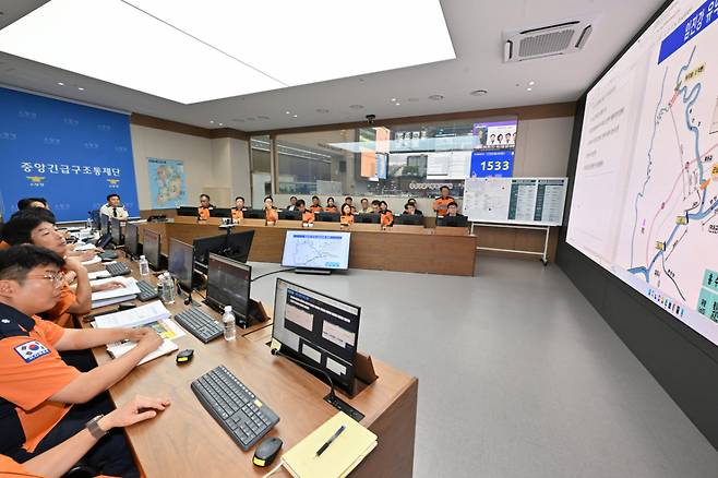 21일 오후 필승교 수위 상승에 따라 중앙긴급구조통제단을 하여 상황판단회의를 진행하고 있다. /사진제공=소방청