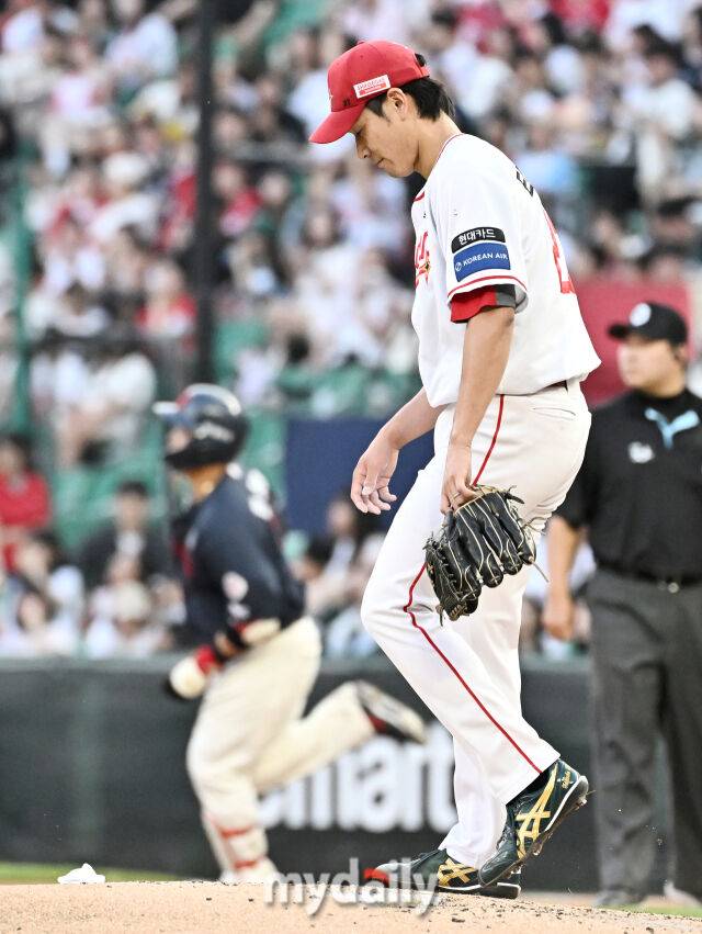 18일 오후 인천 SSG랜더스필드에서 진행된 '2026 프로야구 KBO리그' SSG랜더스와 롯데자이언츠의 경기. SSG 타케다가 4회초 2사 1루서 롯데 한동희에게 투런포를 허용한 뒤 아쉬워 하고 있다./마이데일리
