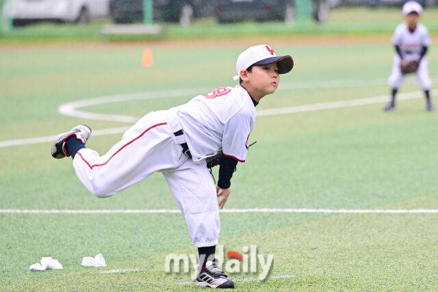 20일 강원도 횡성군 횡성베이스볼파크에서 열린 '2026 제3회 마이데일리배 전국유소년야구대회' 꿈나무(현무)리그 (U-11) 태백시와 양구군 경기.대한유소년야구연맹(회장 이상근) 양구군 유소년야구단 선발 투수 우정혁이 힘차게 투구하고 있다./횡성=한혁승 기자
