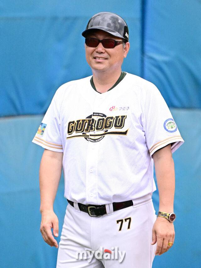 2026년 7월 21일 오후 강원도 횡성군 횡성베이스볼파크에서 열린 '2026 제3회 마이데일리배 전국유소년야구대회' 유소년리그 4강전, 송파 유소년야구단과 구로구 유소년야구단의 경기.김덕환 구로구 유소년야구단 감독이 미소짓고 있다./횡성=유진형 기자