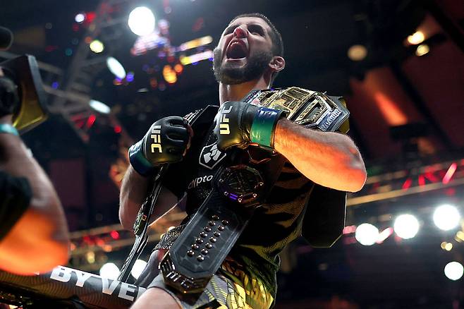 UFC 322에서 웰터급 챔피언에 오르며 라이트급과 함께 두 체급을 석권한 이슬람 마카체프 [게티이미지]