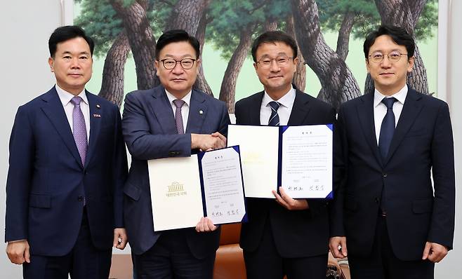 한병도(오른쪽 두번째) 더불어민주당 대표 직무대행 겸 원내대표와 정점식(오른쪽 세번째) 국민의힘 원내대표가 21일 국회 운영위원장실에서 선관위 투표용지 부족 사태에 따른 특검법안 합의문에 서명한 뒤 기념 촬영을 하고 있다. [연합]