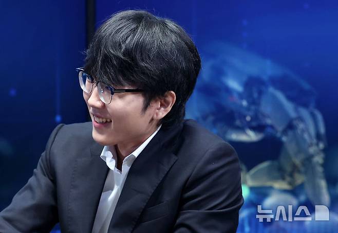[서울=뉴시스] 조성우 기자 = 신진서 9단이 21일 서울 중구 한국경제TV 스튜디오에서 열린 쎈수학·한경 기신전 인공지능(AI) 바둑 프로그램 카타고와의 최종국에서 승리한 뒤 복기하며 미소짓고 있다. 2026.07.21. xconfind@newsis.com