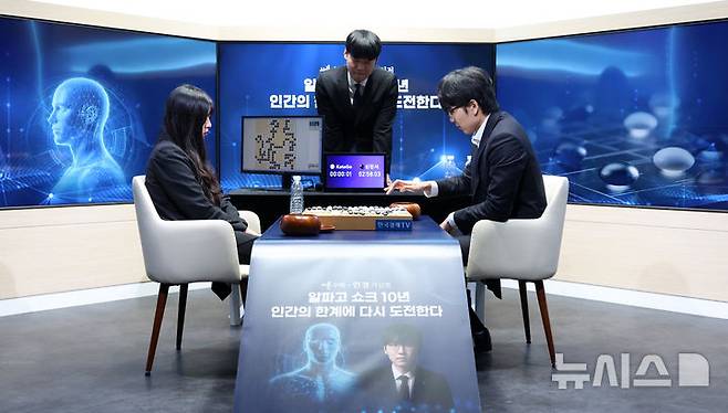 [서울=뉴시스] 조성우 기자 = 신진서 9단이 21일 서울 중구 한국경제TV 스튜디오에서 열린 쎈수학·한경 기신전 인공지능(AI) 바둑 프로그램 카타고와의 최종국에서 승리한 뒤 복기하고 있다. 2026.07.21. xconfind@newsis.com