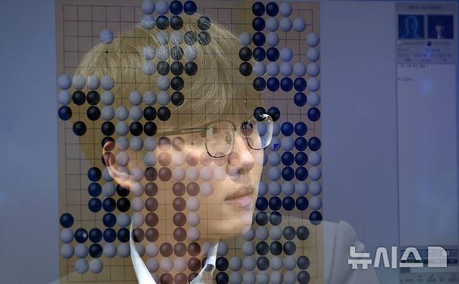 [서울=뉴시스] 조성우 기자 = 신진서 9단이 21일 서울 중구 한국경제TV 스튜디오에서 열린 쎈수학·한경 기신전 인공지능(AI) 바둑 프로그램 카타고와의 최종국에서 승리한 뒤 복기하고 있다. 2026.07.21. xconfind@newsis.com