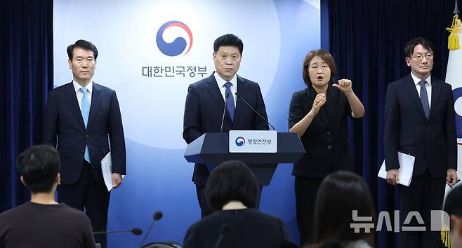 [서울=뉴시스] 조수정 기자 = 김영수(가운데) 행정안전부 의정관, 이인구(오른쪽) 국방부 인사기획관, 김병찬(왼쪽) 경찰청 경무인사기획관이 21일 오후 서울 종로구 정부서울청사에서 반헌법적 행위, 간첩조작사건 관련자 등 부적절한 정부포상 대대적 취소 관련 합동 브리핑을 하고 있다. 2026.07.21. chocrystal@newsis.com