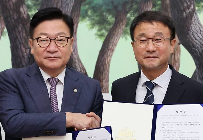 더불어민주당 한병도 대표 직무대행 겸 원내대표(오른쪽)와 국민의힘 정점식 원내대표. 연합뉴스