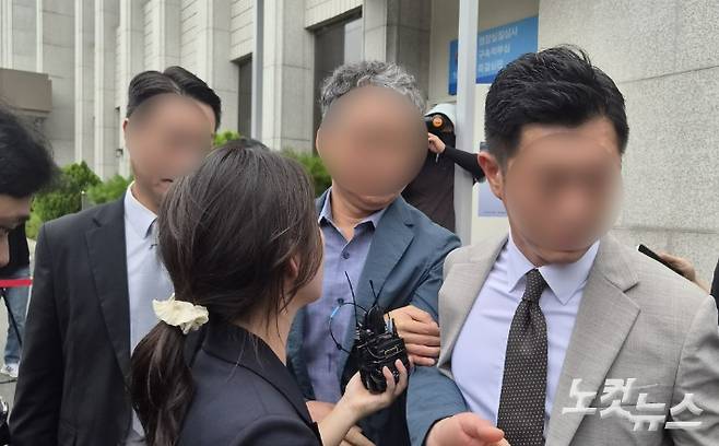 직권남용권리행사 방해와 직무유기 혐의로 구속 기로에 놓인 광주 광산경찰서 전 형사과장 박모 경정이 21일 오전 광주지방법원에서 열린 구속 전 피의자 심문(영장실질심사)을 마친 뒤 나서고 있다. 정유철 기자