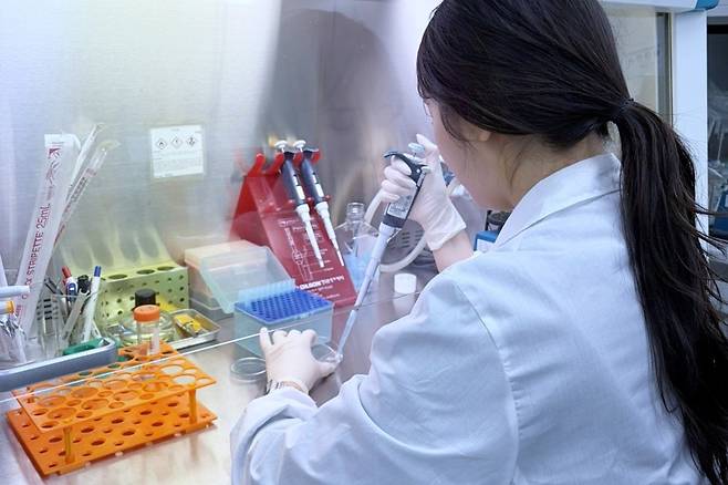 애경산업은 차병원 연구팀과 공동으로 피부 마이크로바이옴이 피부 장벽 기능에 미치는 영향을 분석한 연구 결과를 SCI급 국제학술지 ‘Annals of Dermatology’에 게재했다. 애경산업 제공