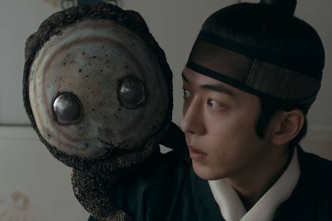 ‘동궁’ 속 꺼먹살이(왼쪽)와 구천 역의 남주혁.