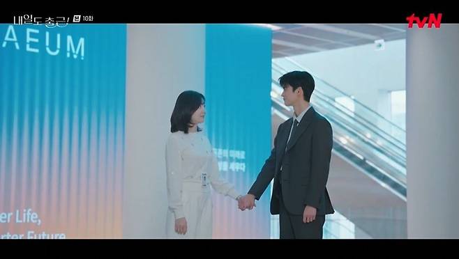 In the tvN drama *Go to Work!*, Park Ji-hyun, who plays the role of Cha Ji-yoon, officially formalized her relationship with Seo In-guk, who plays the role of Kang Si-woo, by directly addressing the infidelity rumors surrounding them. Cha Ji-yoon accepted Kang Si-woos proposal and confidently revealed that they were an office couple. In the drama, Kang Si-woo mentioned marriage while suggesting a move to Cha Ji-yoon, and Cha Ji-yoon personally stepped forward to clarify the affair allegations that arose later, explaining that she had been with him. The two confirmed their feelings for each other and advanced their relationship.