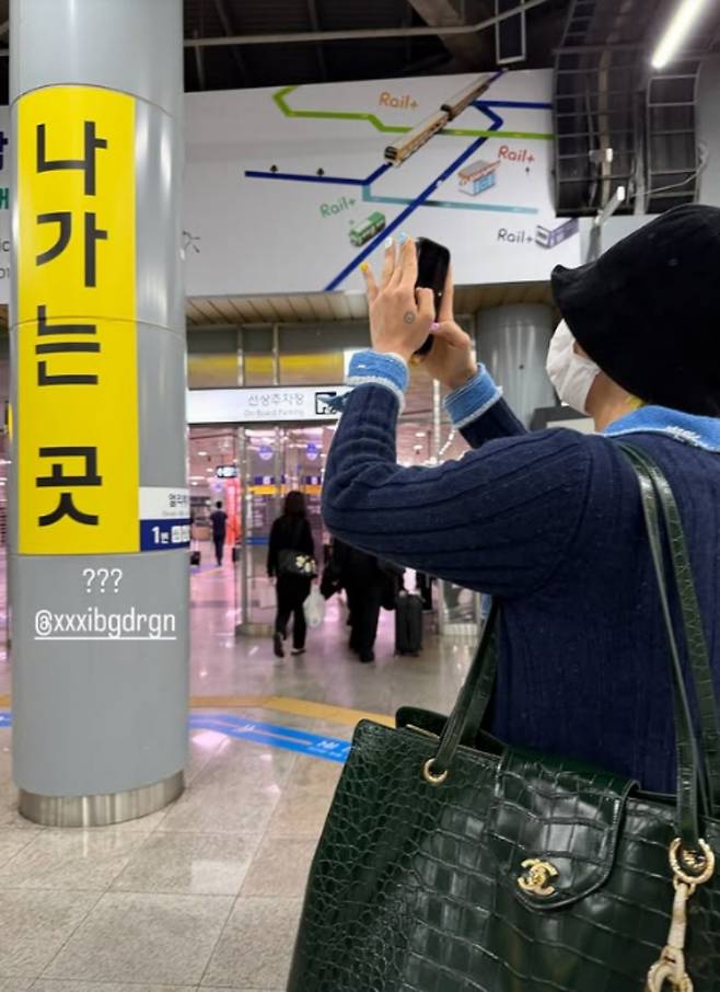 G-Dragon, a member of the group BIGBANG, is garnering attention after photos were released showing him traveling on the Korea Train Express following his schedule in Busan. On the 19th, G-Dragon attended the opening ceremony of the 48th UNESCO World Heritage Committee held at BEXCO in Busan and received his letter of appointment as a goodwill ambassador for the National Heritage Administration.On the 20th, photos of him traveling between Seoul and Busan on the Korea Train Express were posted on a social media account run by G-Dragons staff. Unlike his usual use of private cars or jets, his daily routine of using public transportation caught the attention of fans.In the released photos, G-Dragon displayed his unchanging charisma despite having his face covered by a mask. He personally took photos of the train interior and station scenery, sharing his relaxed demeanor while on the move.Meanwhile, BIGBANG, to which G-Dragon belongs, is scheduled to hold their 20th anniversary world tour, XX: COSMOS, at the Goyang Sports Complex from August 21 to 23.