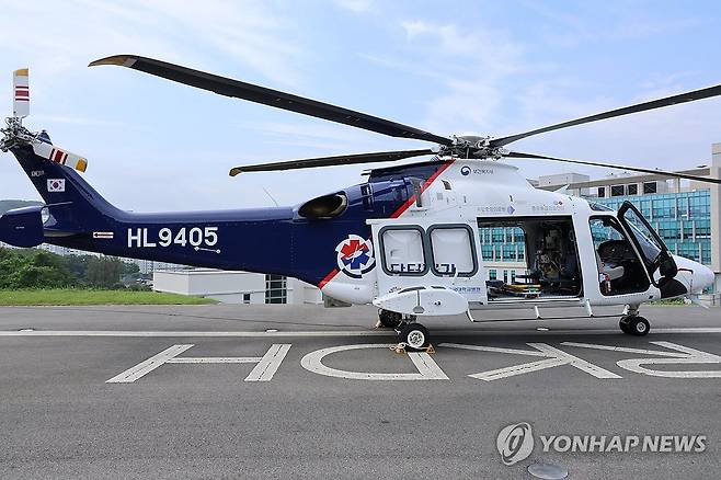 충남도, 중형 닥터헬기 도입 (천안=연합뉴스) 변선진 기자 = 지난 10년간 충남지역 중증 응급환자 1천400여명을 이송한 닥터헬기가 환자 2명을 동시에 태울 수 있는 중형 헬기로 교체됐다. 사진은 충남도와 단국대병원이 도입한 중형 닥터헬기 'AW-169EMS' 모습. 2026.7.16 bysj@yna.co.kr