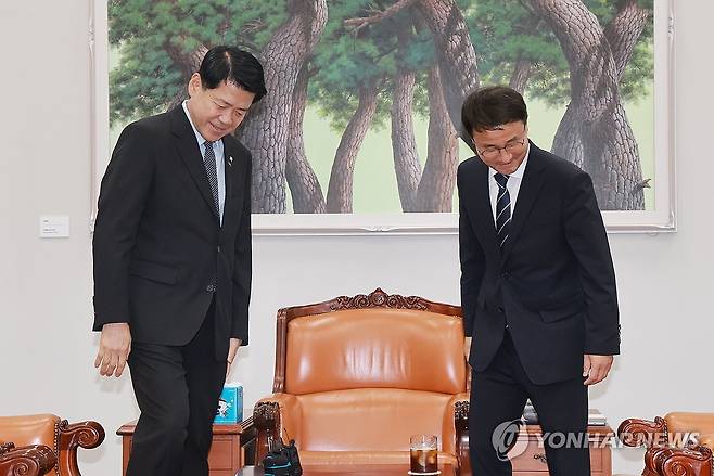 필리버스터 해제 표결 협조 관련 회동하는 더불어민주당-조국혁신당 (서울=연합뉴스) 신현우 기자 = 더불어민주당 한병도 대표 직무대행 겸 원내대표와 조국혁신당 김준형 대표 권한대행 겸 원내대표가 21일 국회 운영위원장실에서 2차 종합특검 연장법안에 대한 국민의힘의 필리버스터(무제한 토론을 통한 합법적인 의사진행 방해) 해제 표결과 관련해 회동하고 있다. 2026.7.21 nowwego@yna.co.kr