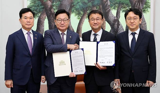 여야, 선관위 투표용지 부족 사태에 따른 특검 합의 (서울=연합뉴스) 배재만 기자 = 더불어민주당 한병도 대표 직무대행 겸 원내대표와 국민의힘 정점식 원내대표가 21일 국회 운영위원장실에서 선관위 투표용지 부족 사태에 따른 특검법안 합의문에 서명한 뒤 기념 촬영을 하고 있다. 왼쪽부터 국민의힘 김승수 원내운영수석부대표, 정 원내대표, 더불어민주당 한 대표 직무대행, 천준호 원내운영수석부대표. 2026.7.21 [공동취재] scoop@yna.co.kr