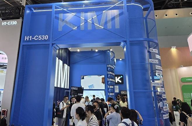 인공지능(AI) 모델 '키미 K3' 부스 (상하이=연합뉴스) 차병섭 특파원 = 18일(현지시간) 중국 상하이의 2026 세계인공지능대회(WAIC) 행사장. 중국 스타트업 '문샷'은 인공지능(AI) 모델 '키미 K3' 부스에서 관람객을 대상으로 경품 이벤트를 진행했다. 2026.7.21 bscha@yna.co.kr (끝)