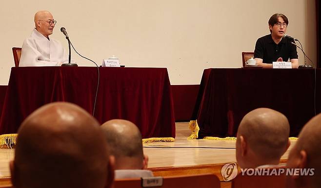 진우스님과 대담하는 하정우 전 수석 (서울=연합뉴스) 이진욱 기자 = 21일 서울 종로구 한국불교역사문화기념관에서 하정우 전 청와대 AI미래기획수석이 'AI 시대, 한국불교의 미래를 말하다' 주제 강연에 앞서 조계종 총무원장 진우스님과 대담하고 있다. 2026.7.21 cityboy@yna.co.kr