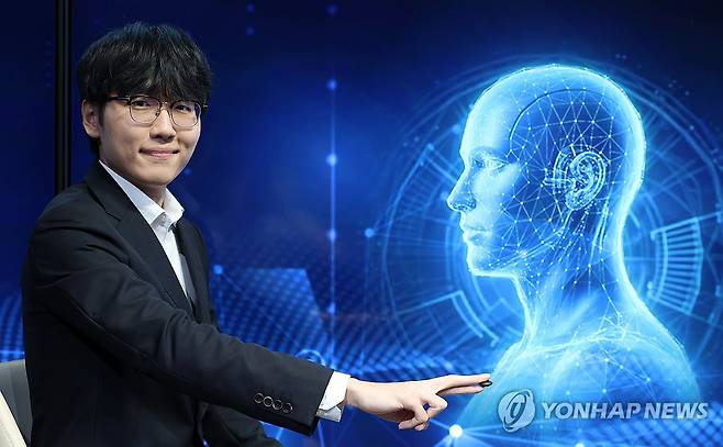 포즈 취하는 신진서 (서울=연합뉴스) 바둑 세계랭킹 1위 신진서 9단이 21일 서울 중구 한국경제TV 스튜디오에서 열린 '쎈수학·한경 기신전(棋神戰)' 인공지능(AI) 프로그램 카타고(KataGo)와의 두 점 접바둑 3번기 3국에서 221수 만에 흑 11집 반 승을 거둔 후 포즈를 취하고 있다. 2026.7.21 [한국경제신문 제공. 재판매 및 DB 금지] photo@yna.co.kr