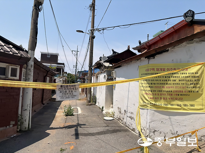최근 찾은 인천 제물포구 서림구역 재개발사업 현장에 '재개발 이주 촉구 안내' 현수막이 걸려 있다. 정수빈기자