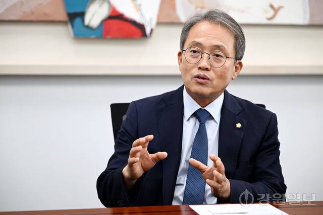 송기헌 국회 과학기술정보방송통신위원장이 15일 서울 국회의사당 본관에서 심은석 강원일보 서울본부장과 인터뷰하고 있다. 서울=임도혁기자