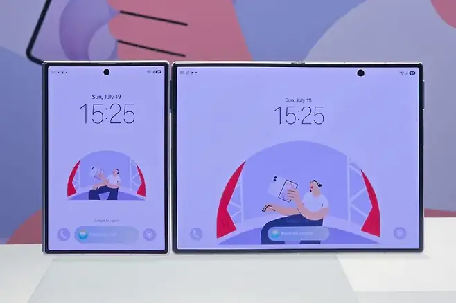 갤럭시 Z 폴드8은 5.5형 커버 디스플레이와 7.6형 메인 디스플레이에 각각 최적화된 화면비를 적용해 접었을 때는 일반 스마트폰처럼, 펼쳤을 때는 콘텐츠 몰입도를 높인 사용 경험을 제공한다. 사진=삼성전자 제공