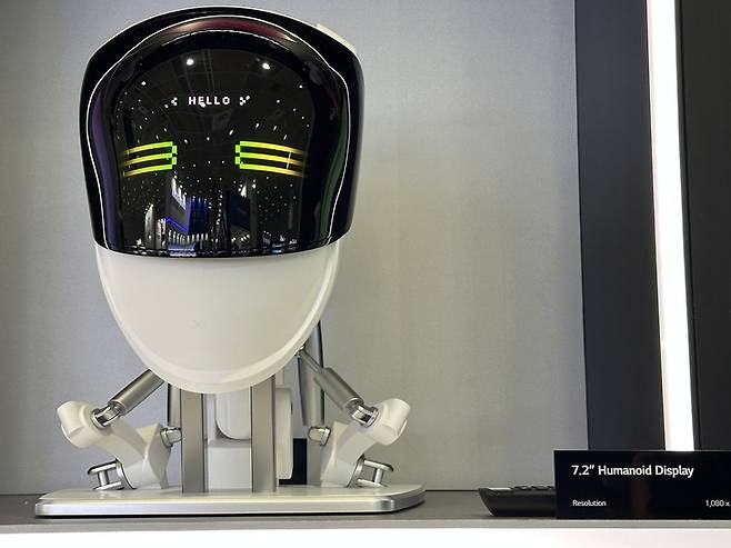 ▲22일 서울 코엑스에서 열린 국내 최대 규모의 디스플레이 전문 전시회인 'K-Display 2026(한국디스플레이산업전시회)' LG디스플레이 전시 부스에 휴머노이드 디스플레이가 전시돼 있다. 사진=신은서 인턴기자