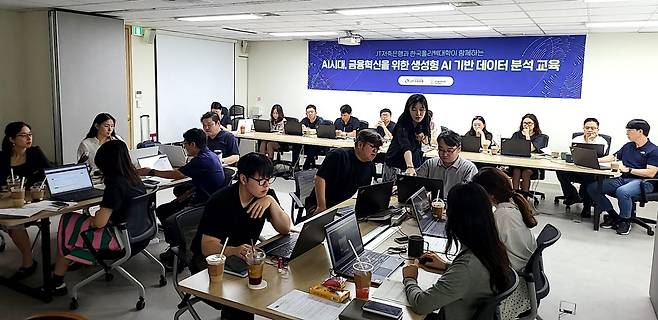 JT저축은행이 인공지능 AI시대 임직원 업무 역량 강화를 위해 한국폴리텍대학과 생성형 AI기반 디지털 데이터 분석 교육을 진행한다고 22일 밝혔다. 사진은 한국폴리텍대학 생성형 AI 데이터 분석 강의를 수강 중인 직원들의 모습. (사진=JT저축은행 제공)