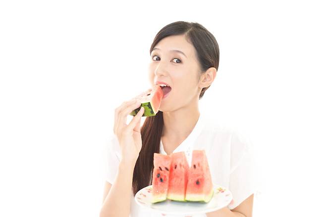 항산화 성분이 풍부한 수박 같은 식품을 적당히 잘 먹으면 혈관 건강을 지켜 뇌를 튼튼하게 유지하는 데 도움이 된다. 사진=게티이미지뱅크