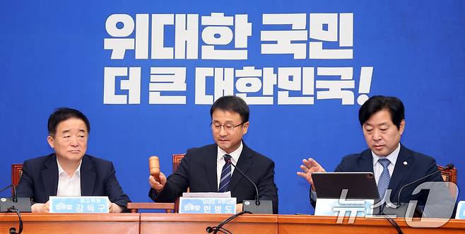 한병도 더불어민주당 당대표 직무대행 겸 원내대표가 22일 서울 여의도 국회에서 열린 최고위원회의에서 의사봉을 두드리고 있다. 2026.7.22 ⓒ 뉴스1 황기선 기자