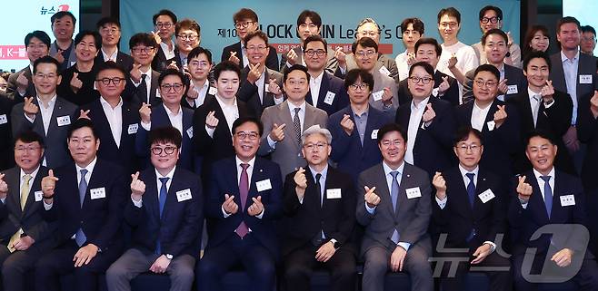 이영섭 뉴스1 대표이사가 22일 오전 서울 중구 롯데호텔에서 열린 제10회 뉴스1 블록체인리더스클럽에서 박상혁 더불어민주당 의원, 송언석 국민의힘 의원을 비롯한 블록체인 관련 대표들과 기념촬영을 하고 있다. 2026.7.22 ⓒ 뉴스1 김민지 기자
