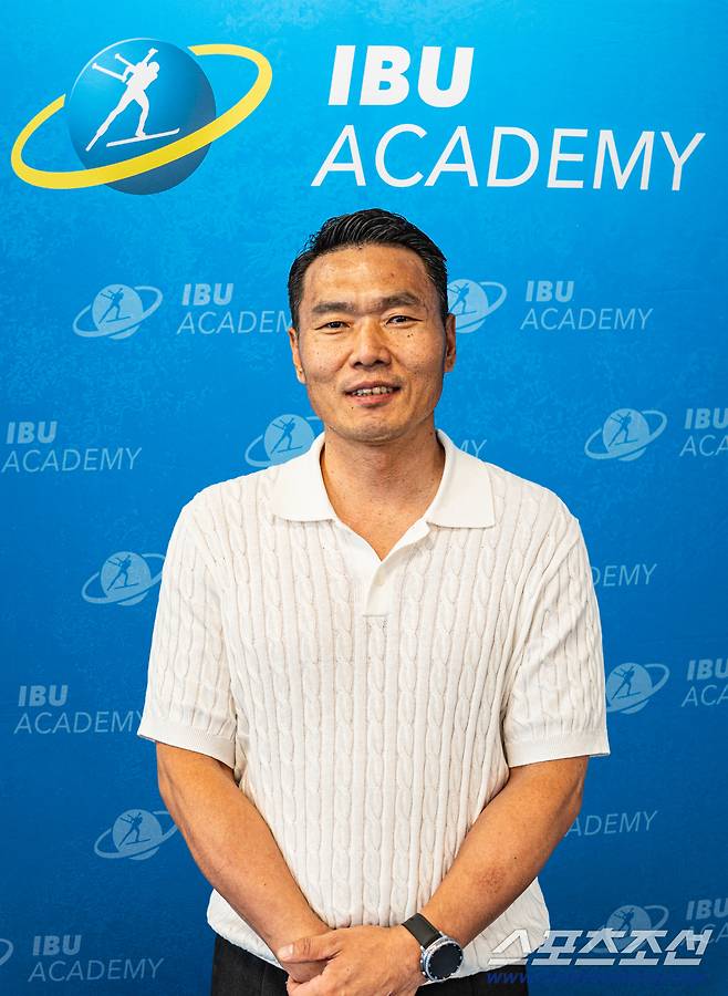 신의현 대한장애인체육회 선수위원장이 6월 초 이탈리아 안톨츠-안테르셀바에서 열린 국제바이애슬론연맹 코치 아카데미 '국제 청소년 캠프' 연수중 포즈를 취했다. 사진제공=국제바이애슬론연맹
