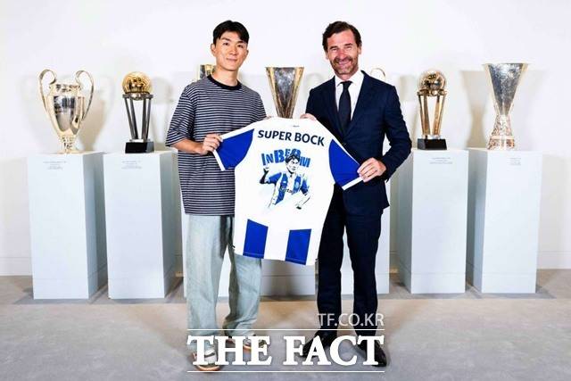 FC포르투의 안드레 빌라스보아스(오른쪽)으로부터 기념 유니폼을 전달받고 있는 장면. 빌라스보아스는 현재 FC포르투 제32대 회장으로, 과거 포르투·첼시·토트넘·제니트·마르세유 감독을 지냈다./FC포르투