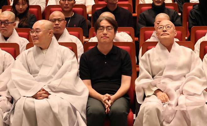 21일 서울 종로구 한국불교역사문화기념관에서 하정우 전 청와대 AI미래기획수석이 'AI 시대, 한국불교의 미래를 말하다' 주제 강연을 위해 대기해 있다. 연합뉴스