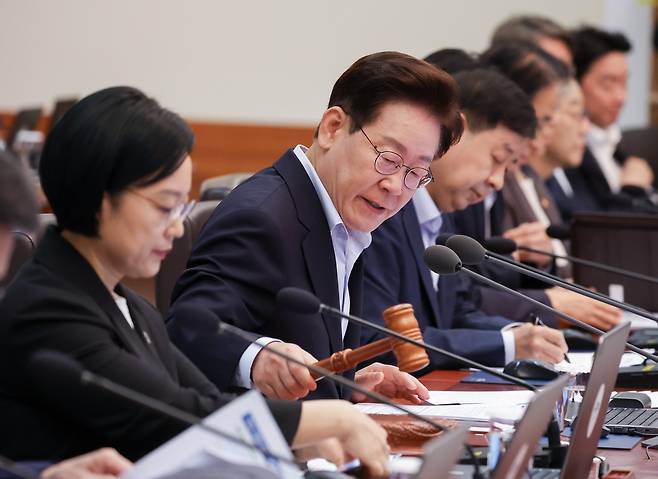 이재명 대통령이 21일 청와대에서 국무회의 개회선언을 하고 있다. /연합뉴스
