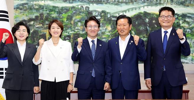 21일 오전 서울 중구 서울시의회에서 더불어민주당 당대표 후보자들이 시의회 의원들과 간담회를 하기 전 기념촬영을 하고 있다. 왼쪽부터 김보미, 고민정, 김민석, 정청래, 송영길 후보. 뉴시스