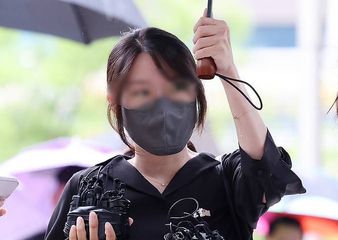 ‘올다르크’(올림픽공원+잔 다르크)로 불리는 30대 여성이 21일 오후 구속 전 피의자 심문(영장실질심사)을 받기 위해 서울 송파구 서울동부지방법원에 출석하고 있다.2026.7.21  뉴스1